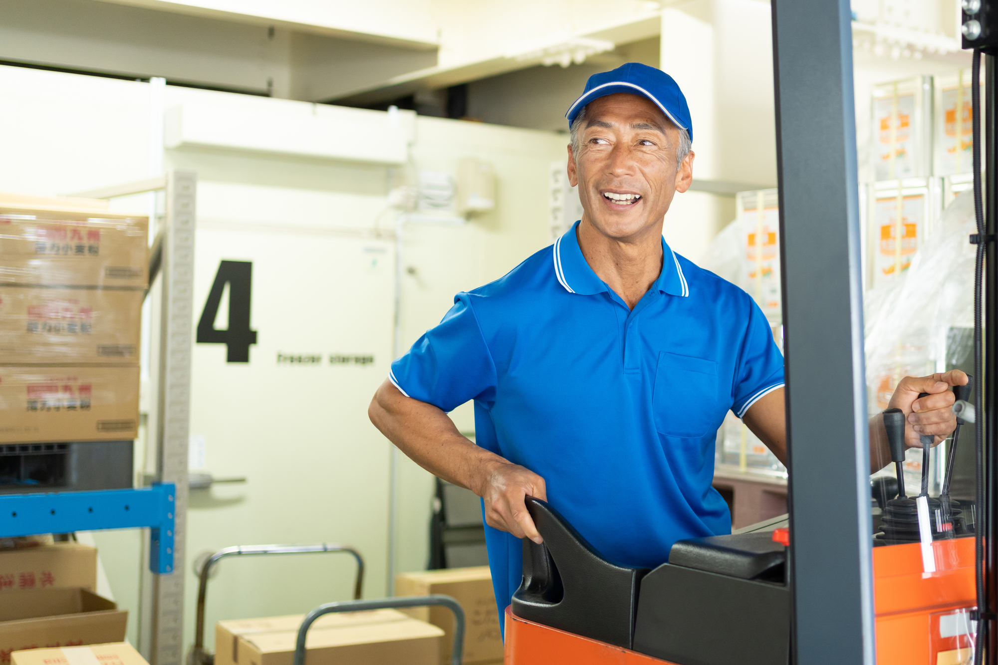 フォークリフトの仕事が向いている人の特徴4選！給料相場や仕事内容も紹介